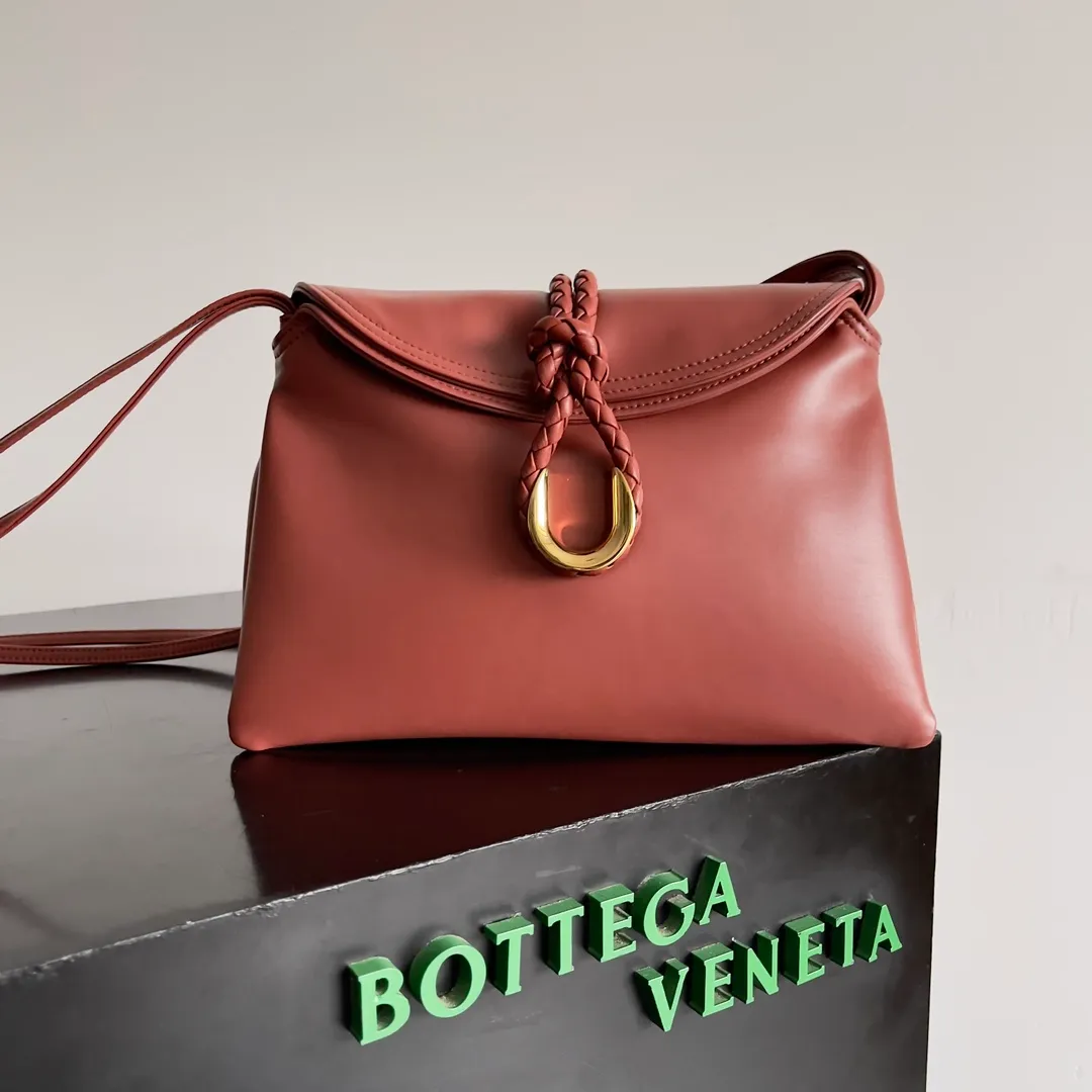 Batch 1520 Inspired by the 1970s, the Bottega Veneta women's logo shoulder bag has a smooth leather surface that brings a clean and handsome feel, just like the neatness and tenacity of a working woman. The front buckle has high-quality hardware pendant body, the overall retro elegance, and the excellent leather feels soft. This Bottega Veneta series can be described as beautiful, weakening the complexity of the outfit, not competing for it, and only using the best quality to interpret itself. Style number: 806030 (small size) Size: 27*16*6cm